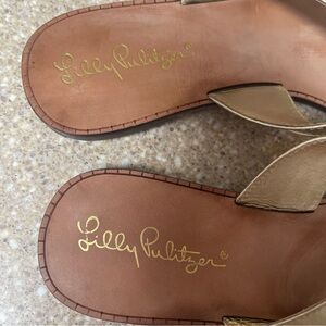 Lilly Pulitzer Metallic Gold Sandals size 7m 🩴 style classy Lilly!